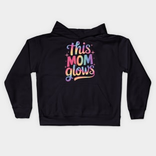 This mom glows Happy Mothers Day tie dye mom colors 80's Kids Hoodie